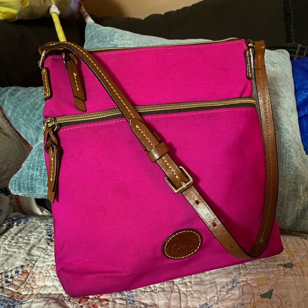 DOONEY & BOURKE 10”Nylon Crossbody/ fuchsia